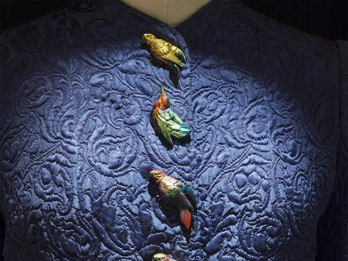 أزرار على شكل عصافير تزيّن تصميماً من توقيع Elsa Schiaparelli من حوالي عام 1930، في معرض Déboutonner la Mode، الذي نّظم في متحف الفنون الزخرفية، باريس، عام 2015