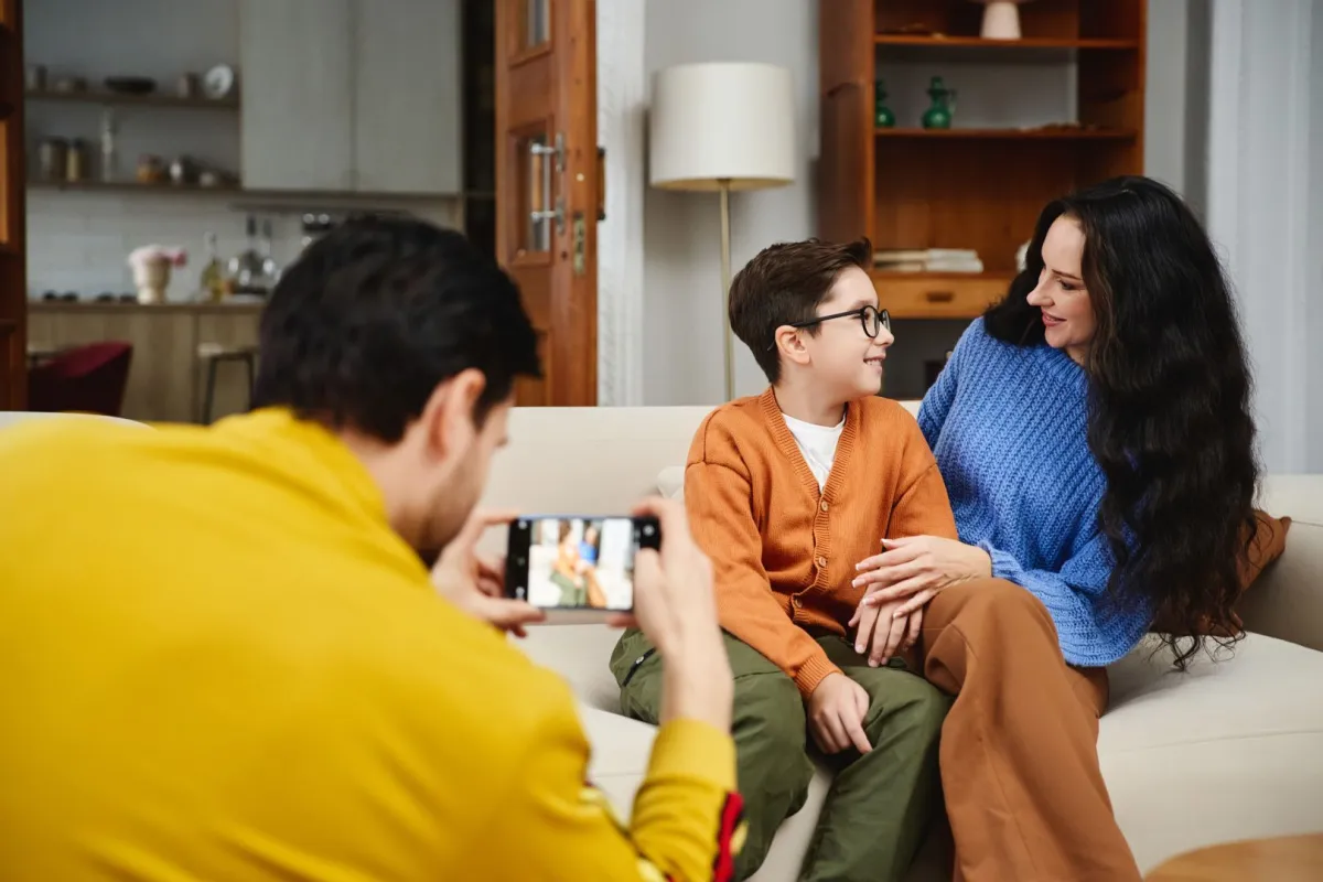 صورة أب وأم يدعمان طفلهما