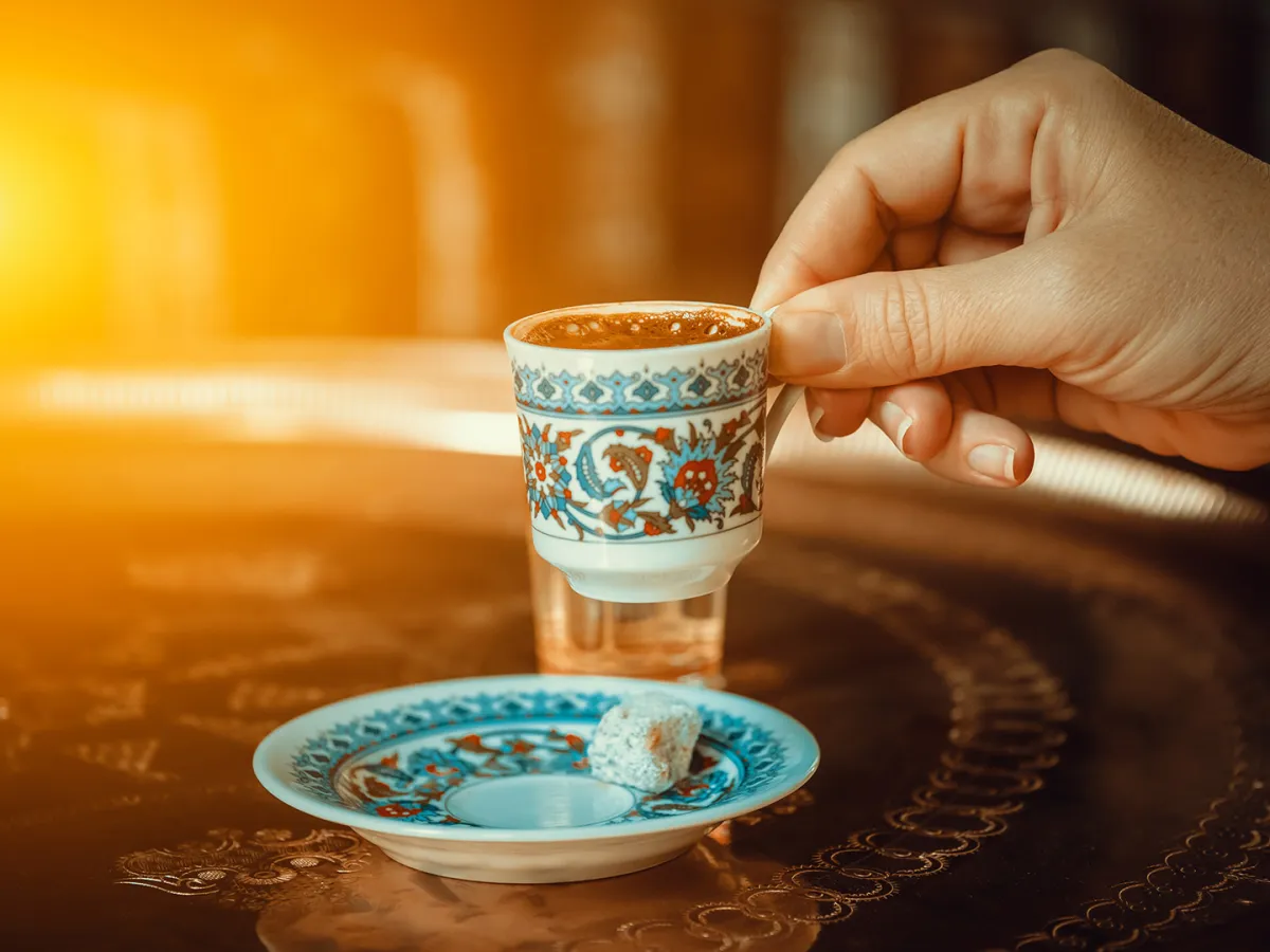 الاستهلاك اليومي للكافيين يعيد تشكيل طريقة عمل الدماغ