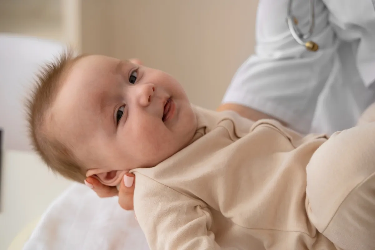 البراز الأبيض عند الرضع هل يستدعي القلق؟