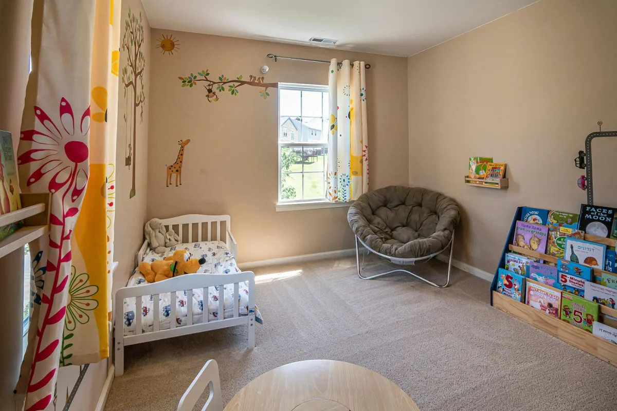 غرفة نوم لطفل تتضمن مكتبة