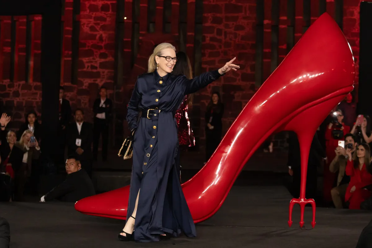 ميريل ستريب Meryl Streep  بتصميم سكياباريللي Schiaparelli - الصورة من العلامة 