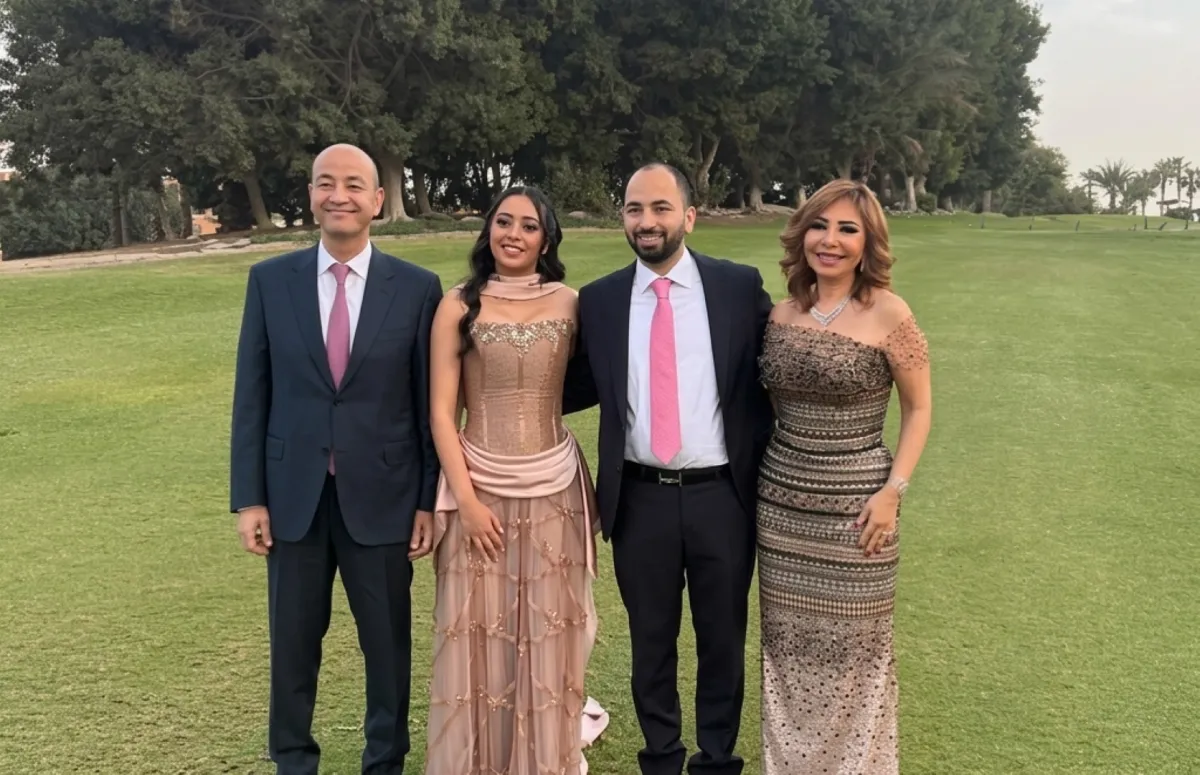 عمرو أديب ولميس الحديدي مع ابنهما نور وخطيبته - الصورة من حساب بوسي شلبي على انستغرام