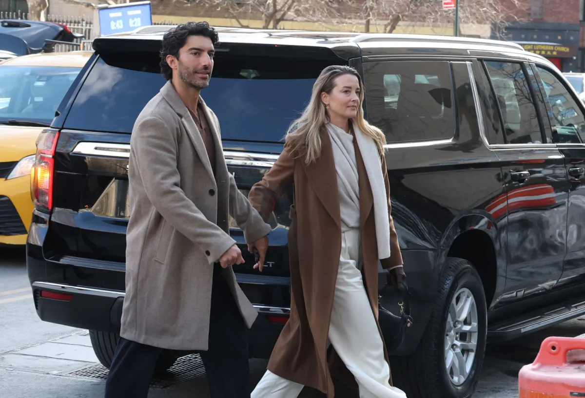 جاستن بالدوني وزوجته إميلي بالدوني في نيويورك (Justin Baldoni and his wife Emily Baldoni in New York). مصدر الصورة: TIMOTHY A. CLARY / AFP