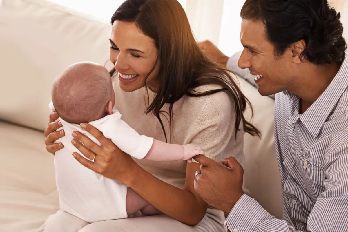 صورة أبوين يكلمان المولود