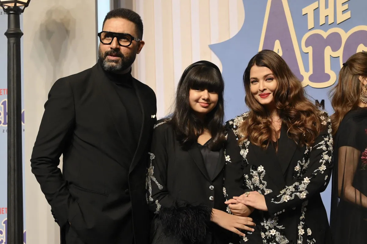 أبهيشيك باتشان وأيشواريا راي باتشان مع ابنتهما أراديا في مومباي (Abhishek Bachchan and Aishwarya Rai Bachchan with daughter Aradhya in Mumbai). مصدر الصورة: SUJIT JAISWAL / AFP