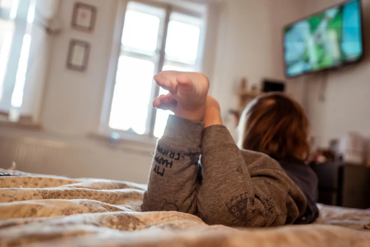 صورة طفل يتسمر أمام التلفاز