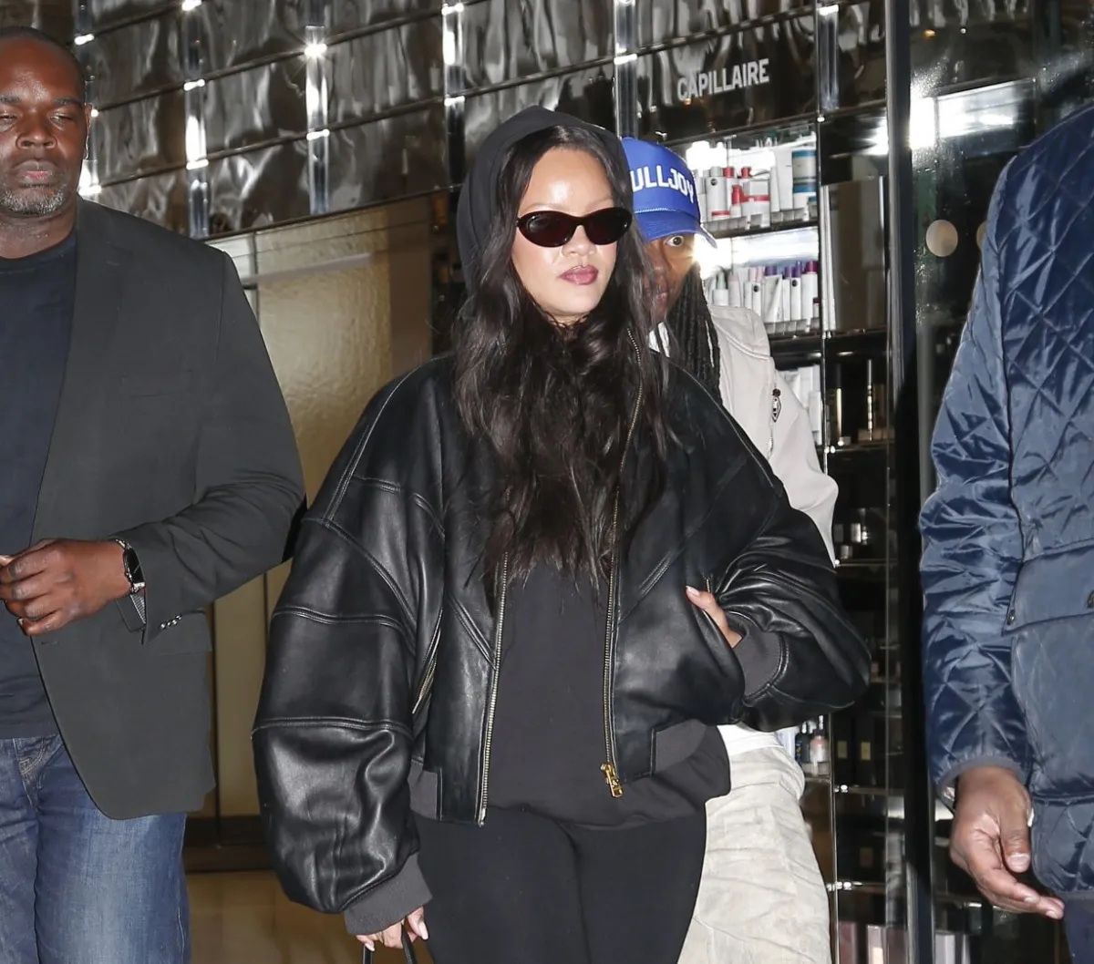 ريهانا Rihanna تحمل حقيبة من سيلين Celine- الصورة من العلامة