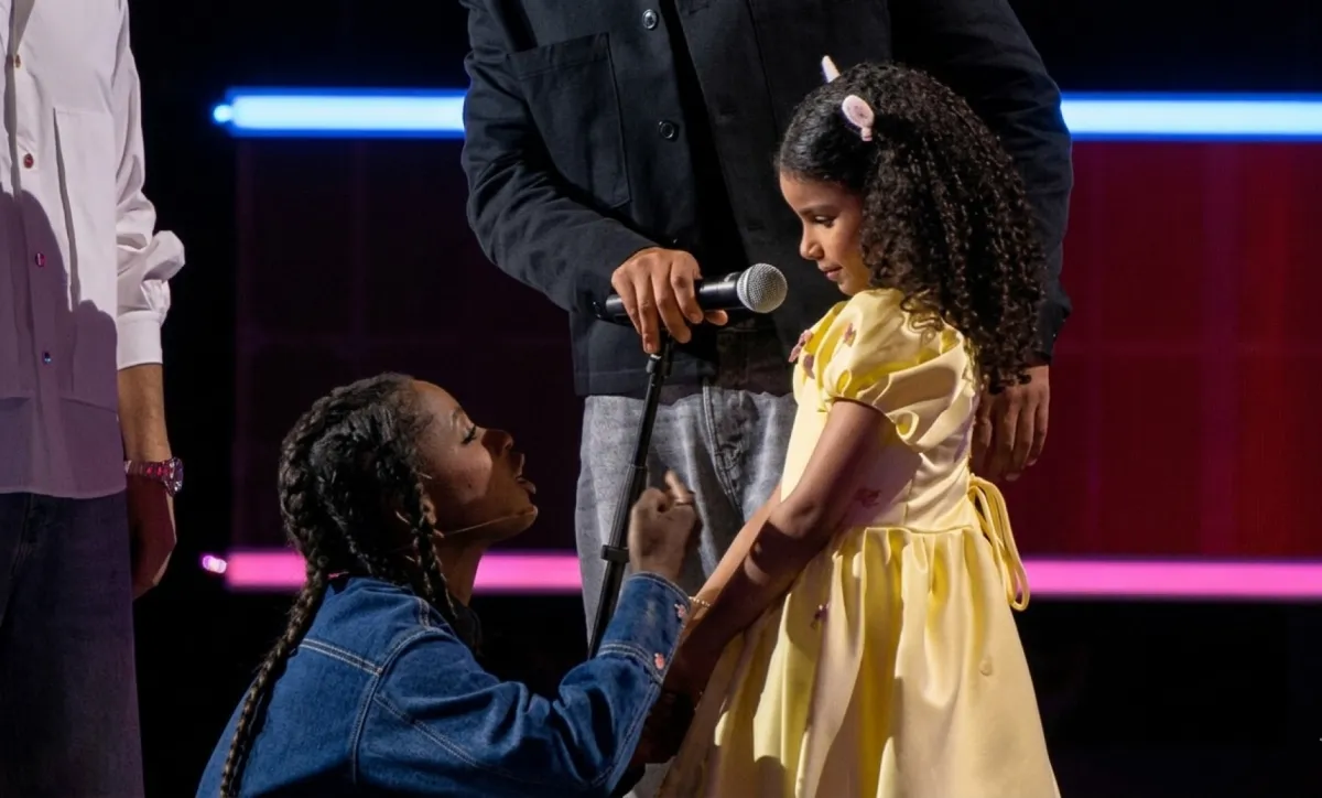 داليا مبارك تواسي الطفلة حور بعد بكائها - الصورة سكرين شوت من الحلقة الثانية