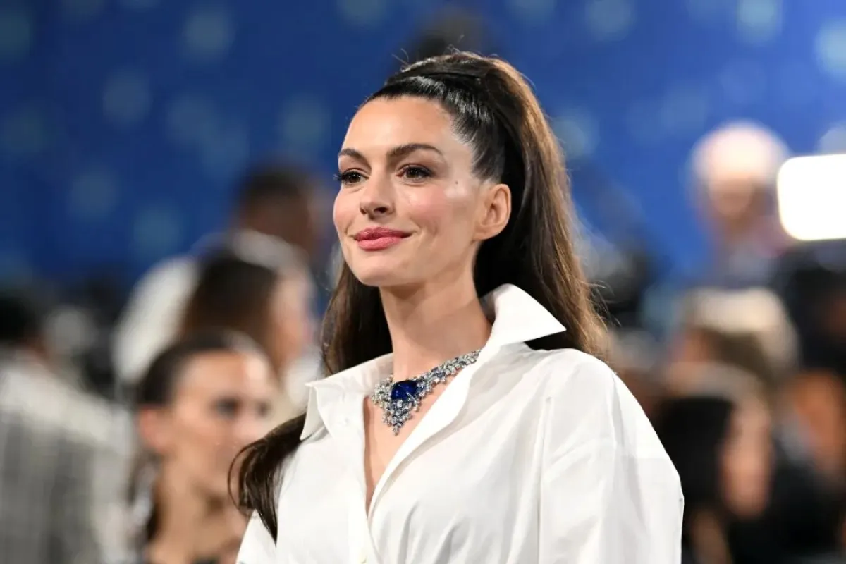 آن هاثاواي في حفل Met Gala في متحف متروبوليتان للفنون في نيويورك (Anne Hathaway at 2025 Met Gala at the Metropolitan Museum of Art in New York). مصدر الصورة: ANGELA WEISS / AFP