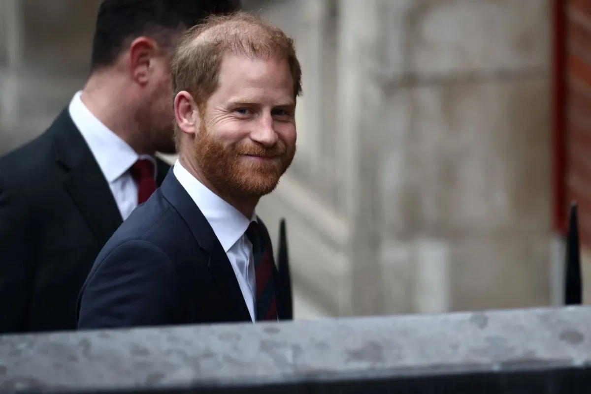 الأمير هاري خارج المحاكم الملكية، المحكمة العليا في بريطانيا، في لندن (Prince Harry outside the The Royal Courts of Justice, Britain's High Court, in London). مصدر الصورة: byHENRY NICHOLLS / AFP