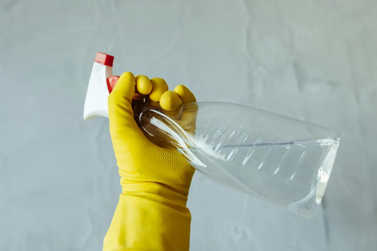 تنظيف المنزل بمنظف منزلي الصنع