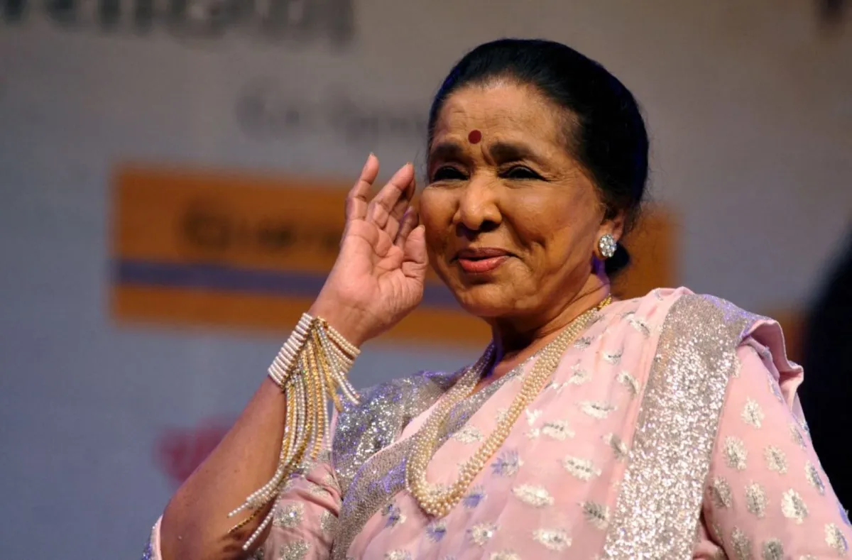 آشا بوسلي في مومباي (Asha Bhosle in Mumbai). مصدر الصورة: STRDEL / AFP