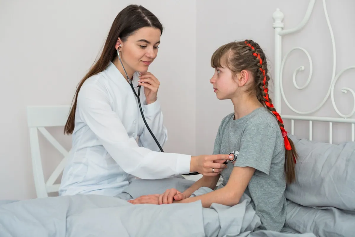 صورة لطبيبة تكشف على طفلة