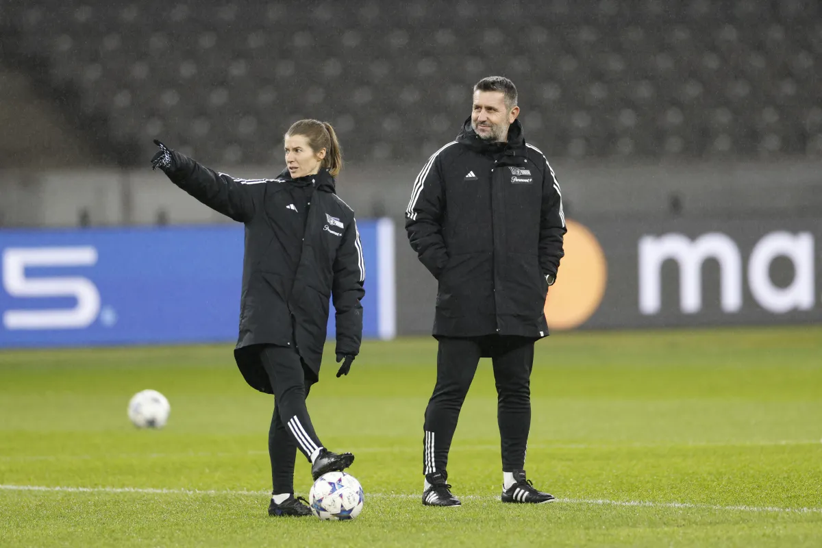 ماري لويز إيتا أول مدربة لفريق رجال في يونيون برلين (مصدر الصورة: Photo by ODD ANDERSEN : AFP)