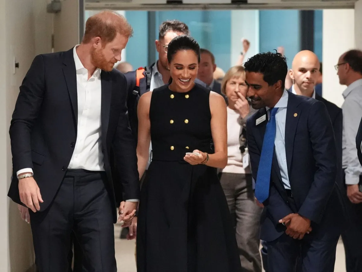 الأمير هاري وزوجته ميغان في مستشفى الأطفال الملكي في ملبورن (Prince Harry and his wife Meghan at the Royal Children's Hospital in Melbourne). مصدر الصورة: Jonathan Brady / POOL / AFP