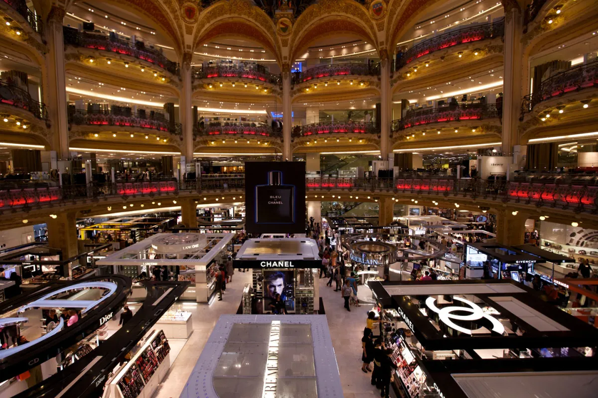 متجر Galeries Lafayette في جادة Boulevard Haussman، في باريس (Oliver Strewe / Getty Images)
