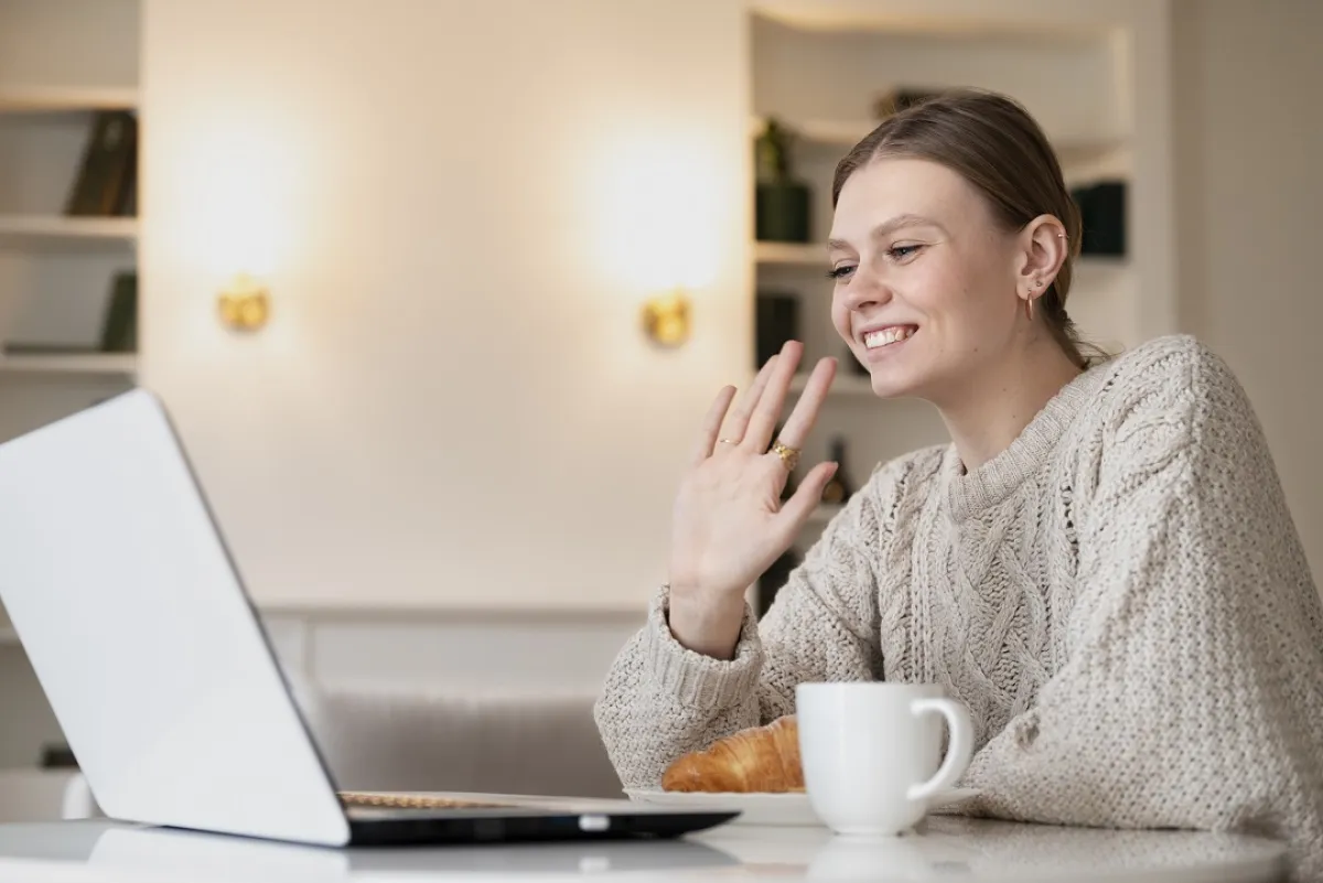 الصداقة الإلكترونية: هل يمكن أن تكون أصدق من الواقع؟ الصورة من موقع Freepik