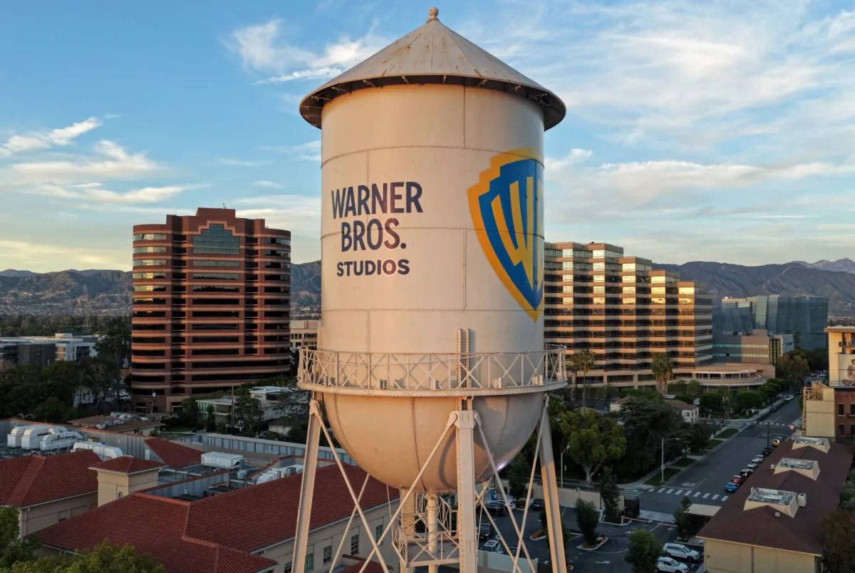 شعار شركة وارنر بروس في بوربانك، كاليفورنيا (Warner Bros. logo in Burbank, California). مصدر الصورة: Mario Tama/Getty Images/AFP