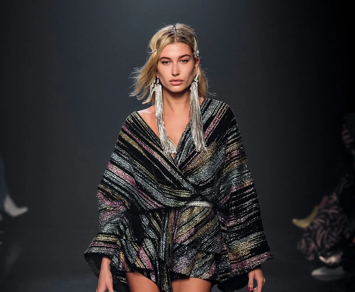 هايلي بيبر في عرض زاديغ أند فولتير -الصورة من Launchmetrics/Spotlight©