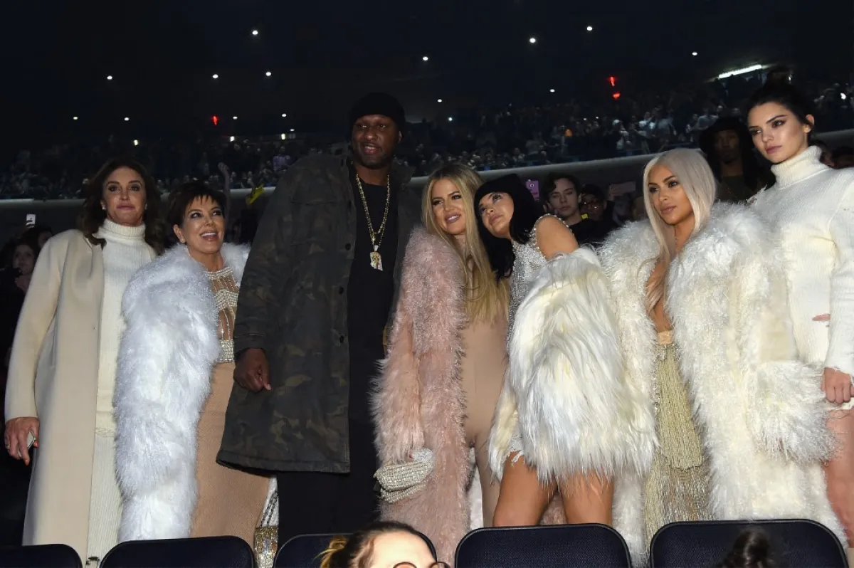 (من اليسار إلى اليمين) كايتلين جينر، وكريس جينر، ولامار أودوم، وكلوي كارداشيان، وكايلي جينر، وكيم كارداشيان، وكيندال جينر- مصدر الصورة Photo by JAMIE MCCARTHY / GETTY IMAGES NORTH AMERICA / GETTY IMAGES VIA AFP