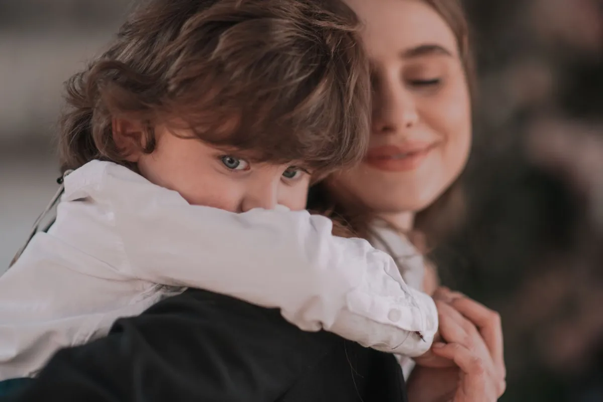 صورة طفل خجول