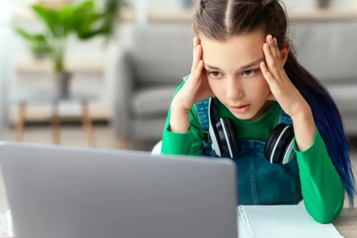 صورة تعبر عن قلة تركيز تلميذة في الدراسة