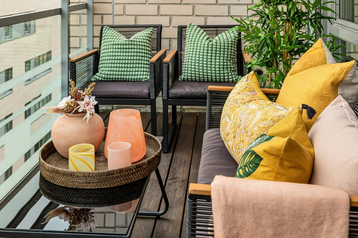 ديكور بلكونة صغيرة جذابة بألوانها