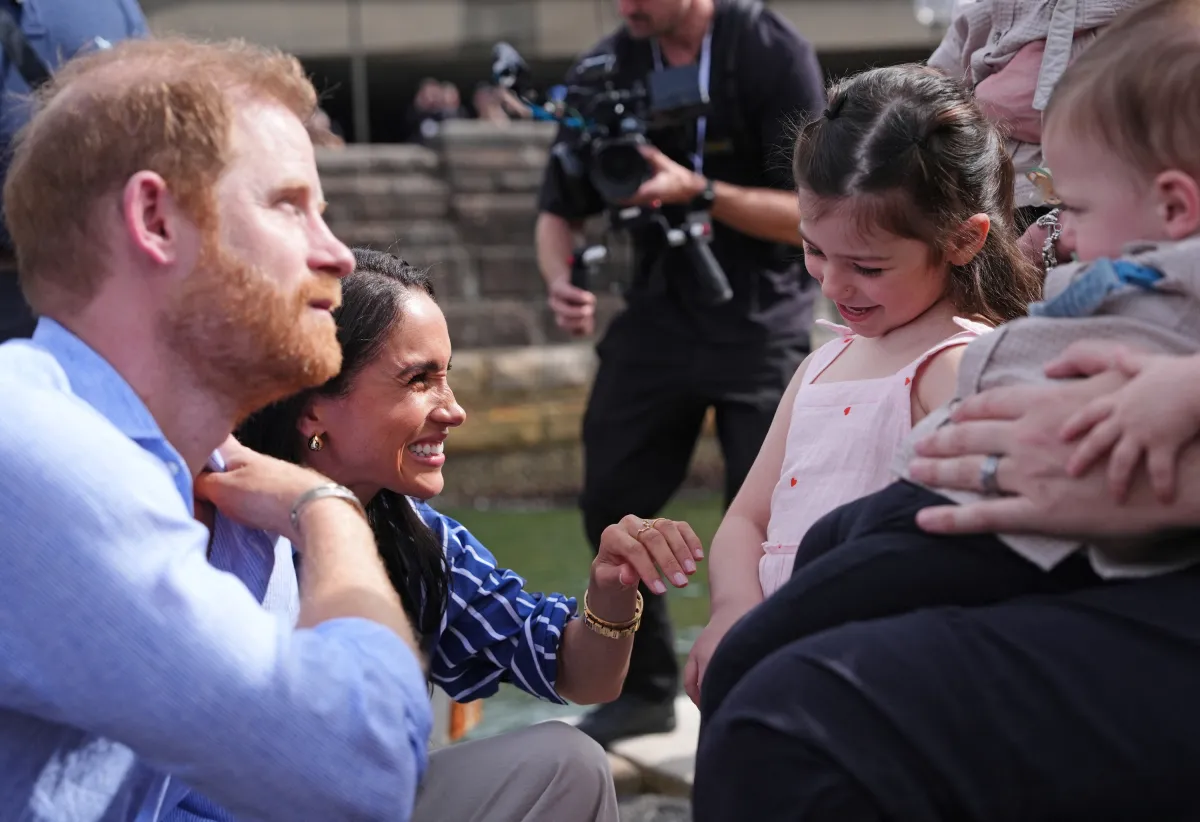 الأمير هاري Prince Harry وميغان دوقة ساسكس Meghan, the Duchess of Sussex، في ميناء سيدني في 17 أبريل 2026 - مصدر الصورة: Jonathan Brady / POOL / AFP