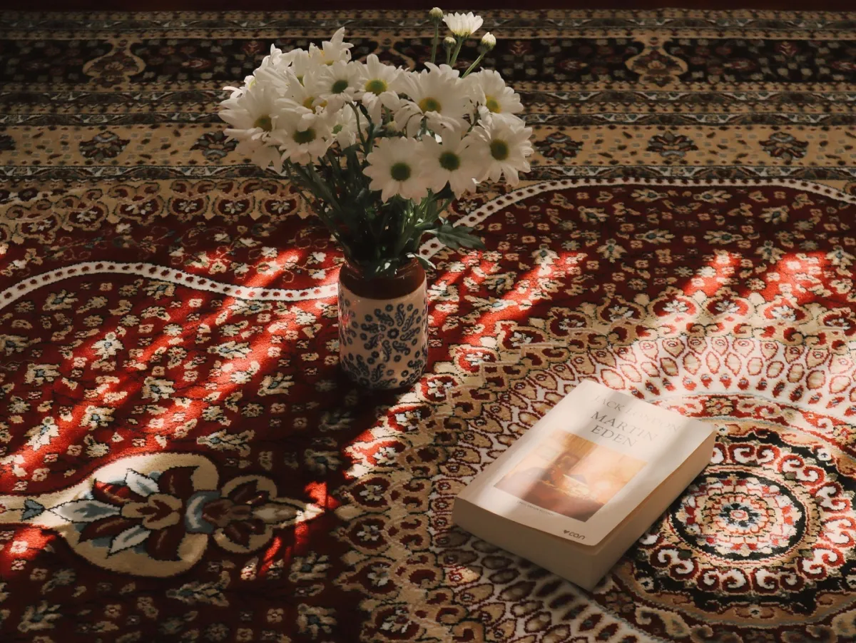 سجادة يدوية موزعة على أرضية المنزل