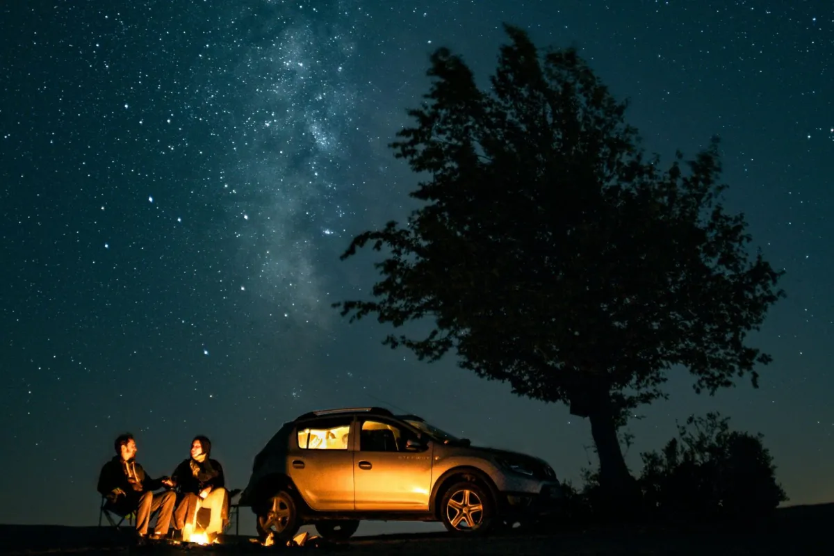 خطيبان يستمتعان بقضاء لحظات طيبة في المساء