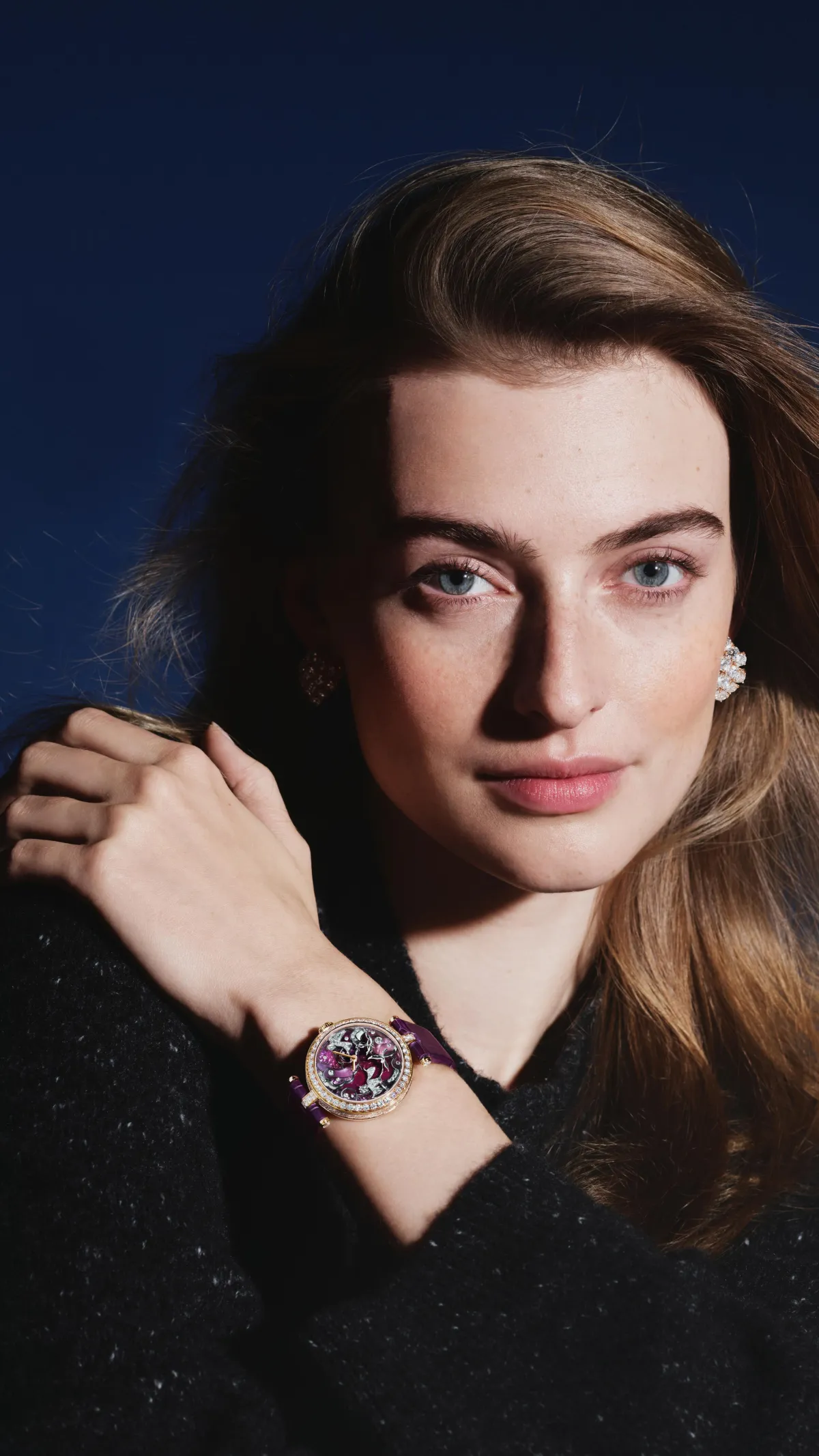 ساعة Lady Retrouvailles Célestes من فان كليف أند آربلز Van Cleef & Arpels بعدسة Arnaud Lajeunie واخراج ابداعي Gaspard Yurkievich-و-Guido Voss - الصورة من العلامة 