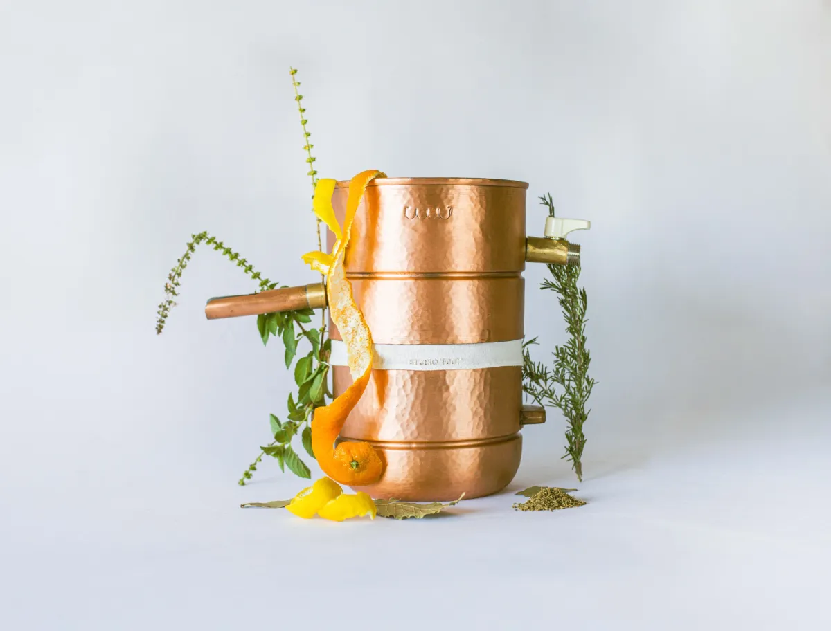 تصميم لأداة تقطير تقليدية تُستخدم لاستخراج ماء الزهر وماء الورد الطبيعي