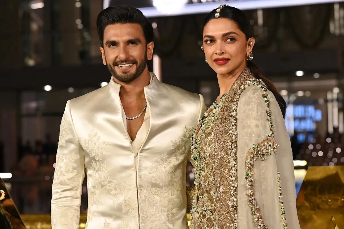 رانفير سينغ وديبيكا بادوكون في مومباي (Ranveer Singh and Deepika Padukone in Mumbai). مصدر الصورة: SUJIT JAISWAL / AFP