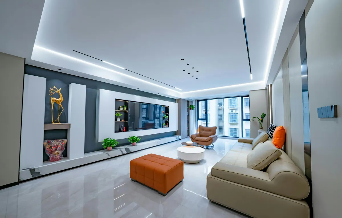 غرفة معيشة مودرن لا تسمح بحرية الحركة نتيجة الأثاث الملتصق بالجدار