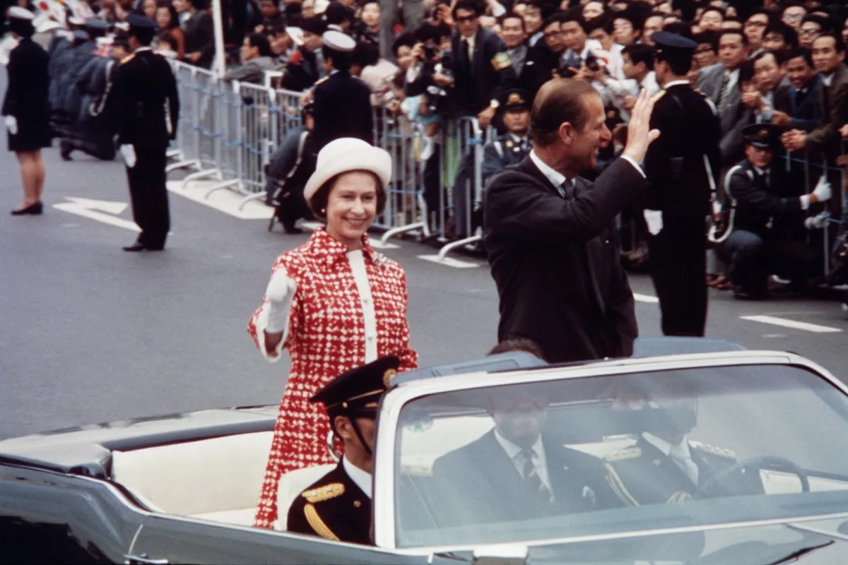 الملكة اليزابيث الثانية Queen Elizabeth II مع زوجها دوق أدنبرغ الأمير فيليب Prince Philip في اليابان عام 1975- (مصدر الصورة PANASIA / AFP)