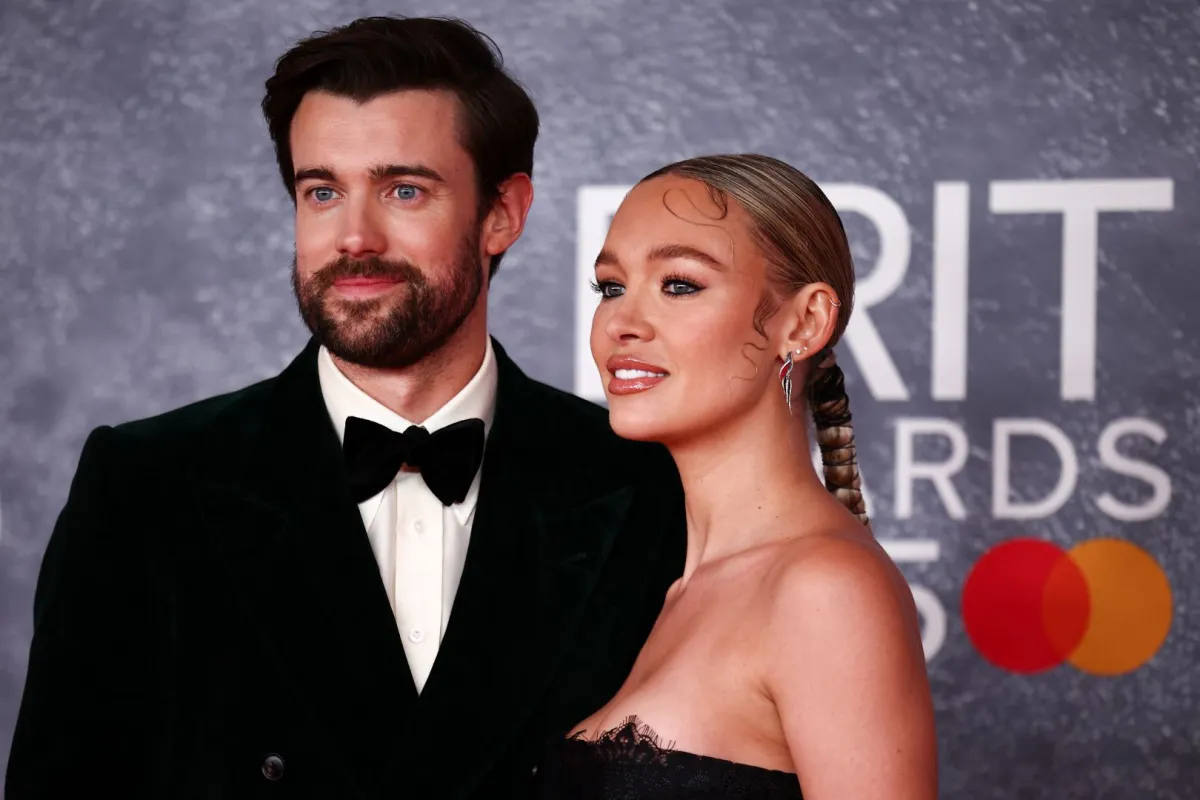 جاك وايتهول Jack Whitehall وزوجته روكسي هورنر Roxy Horner في حفل توزيع جوائز بريت 2025. مصدر الصورة: HENRY NICHOLLS / AFP