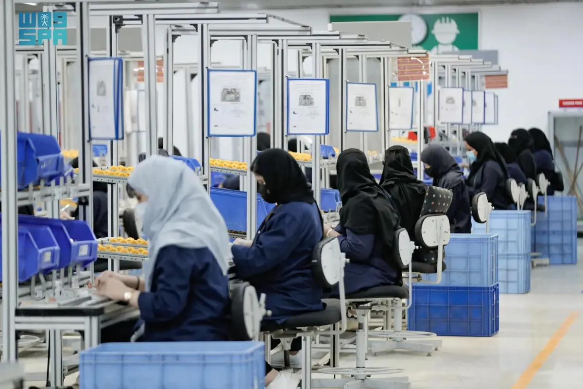  يمثل يوم 21 أبريل محطة مفصلية للمرأة كشريك رئيسي في عالم الصناعة (الصورة من واس)