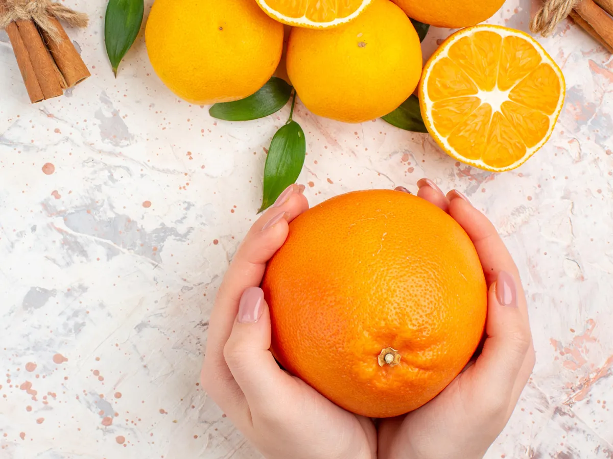 لماذا ينصح الاطباء بتناول البرتقال باستمرار؟ المصدر  Image by KamranAydinov on Freepik