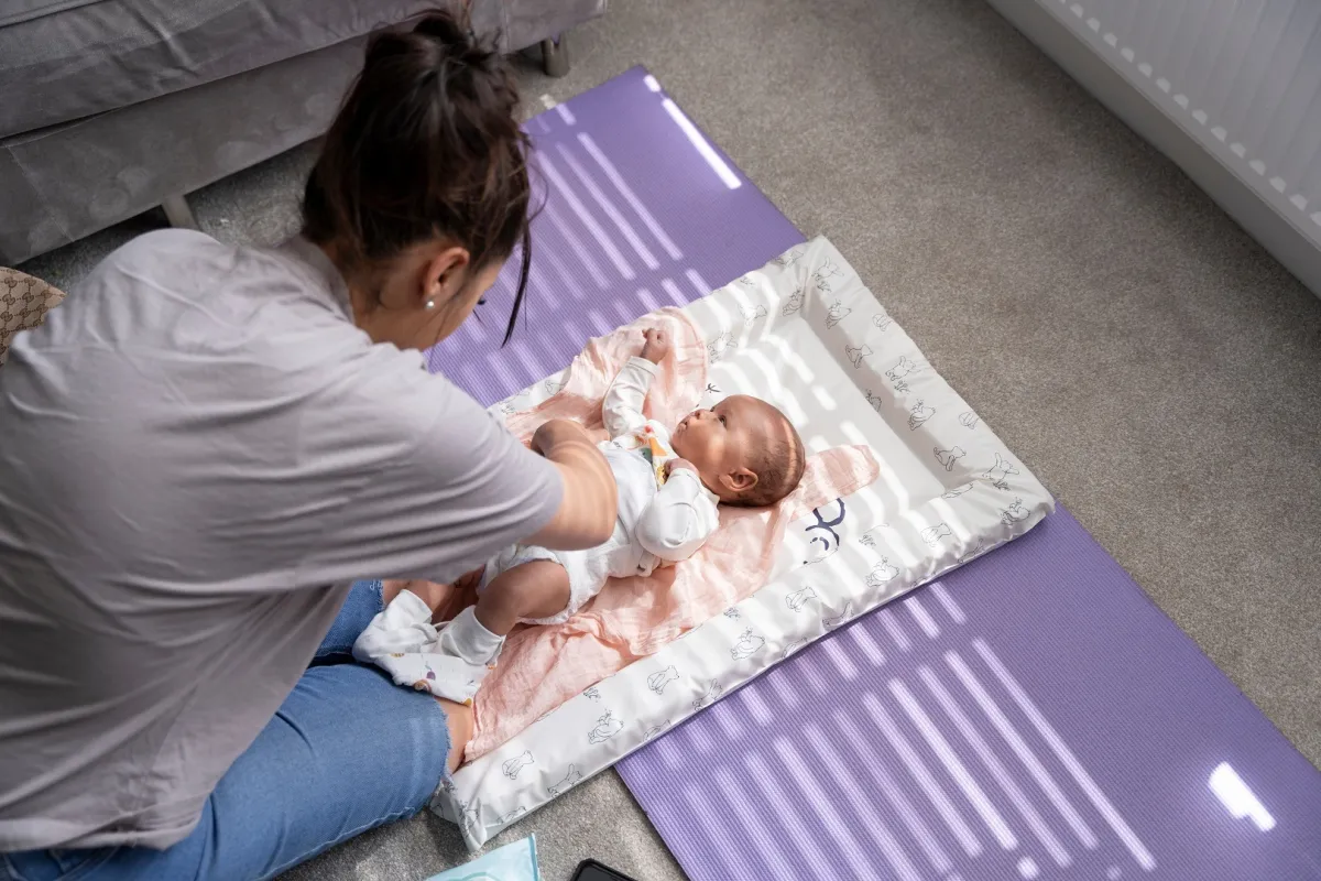 صورة لطفل يعاني من الامساك