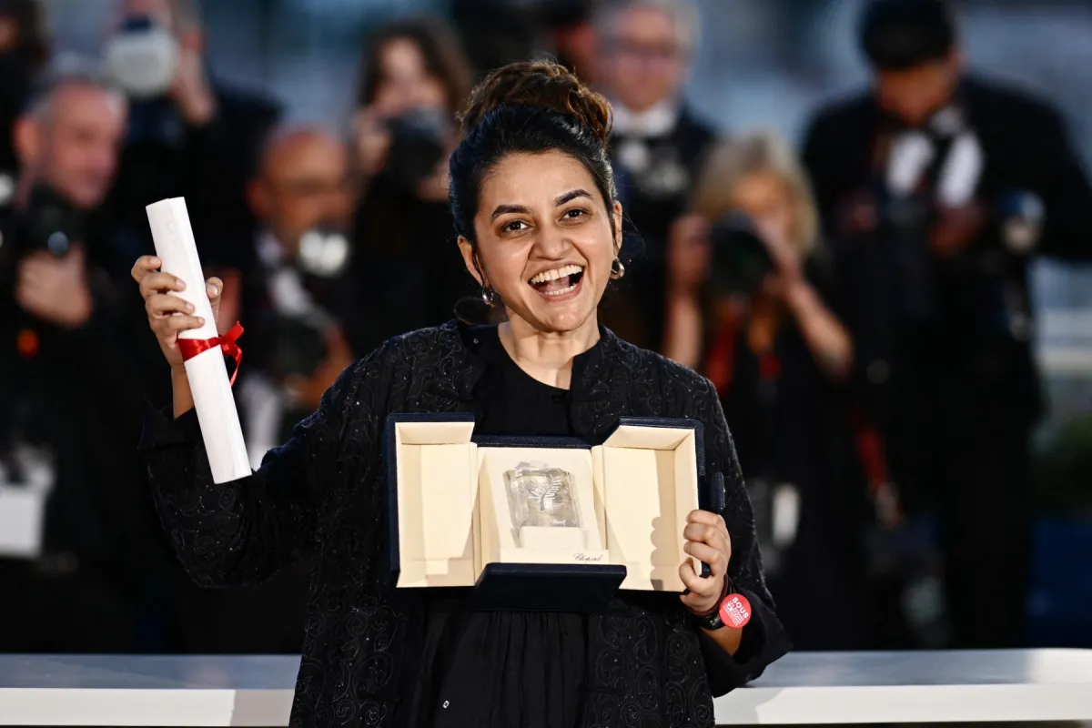 المخرجة الهندية بايال كاباديا عقب فوزها بالجائزة الكبرى خلال حفل ختام الدورة الـ77 من مهرجان كان السينمائي - مصدر الصورة Photo by LOIC VENANCE / AFP