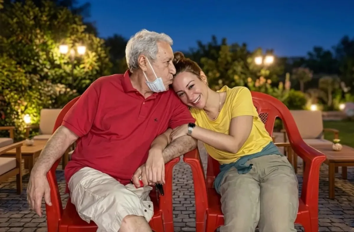 منة شلبي ووالدها الراحل - الصورة من حساب فيفي عبده على انستغرام