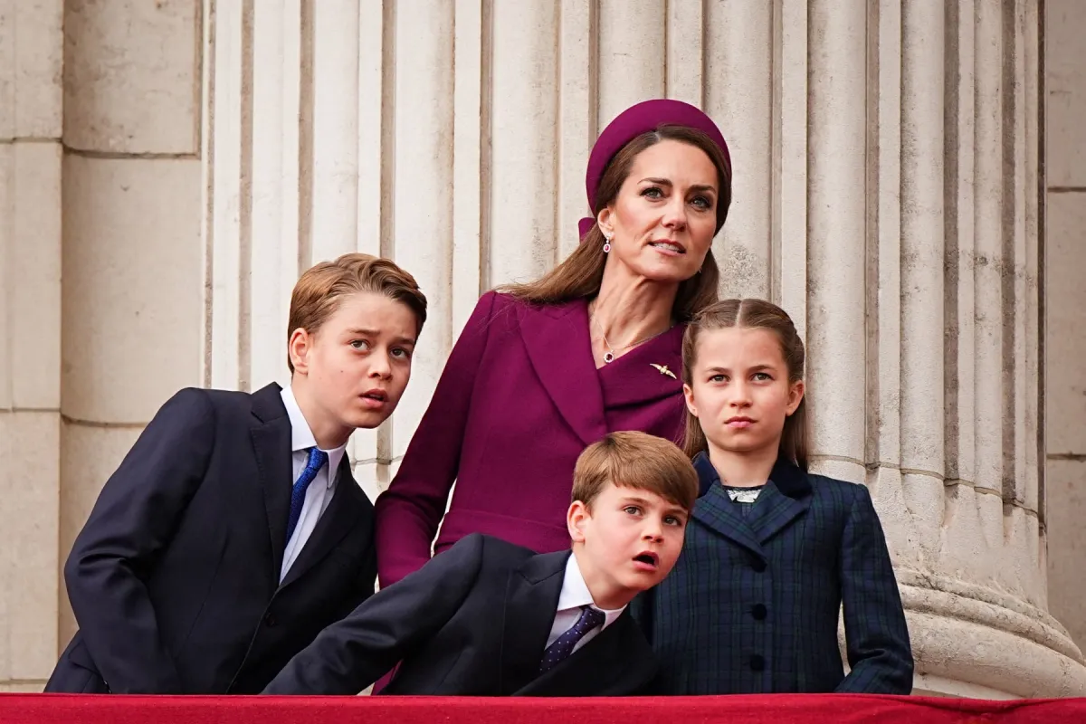 (من اليسار إلى اليمين) الأمير جورج أمير ويلز، والأمير لويس أمير ويلز، والأميرة كاثرين أميرة ويلز، والأميرة شارلوت أميرة ويلز- Aaron Chown / POOL / AFP