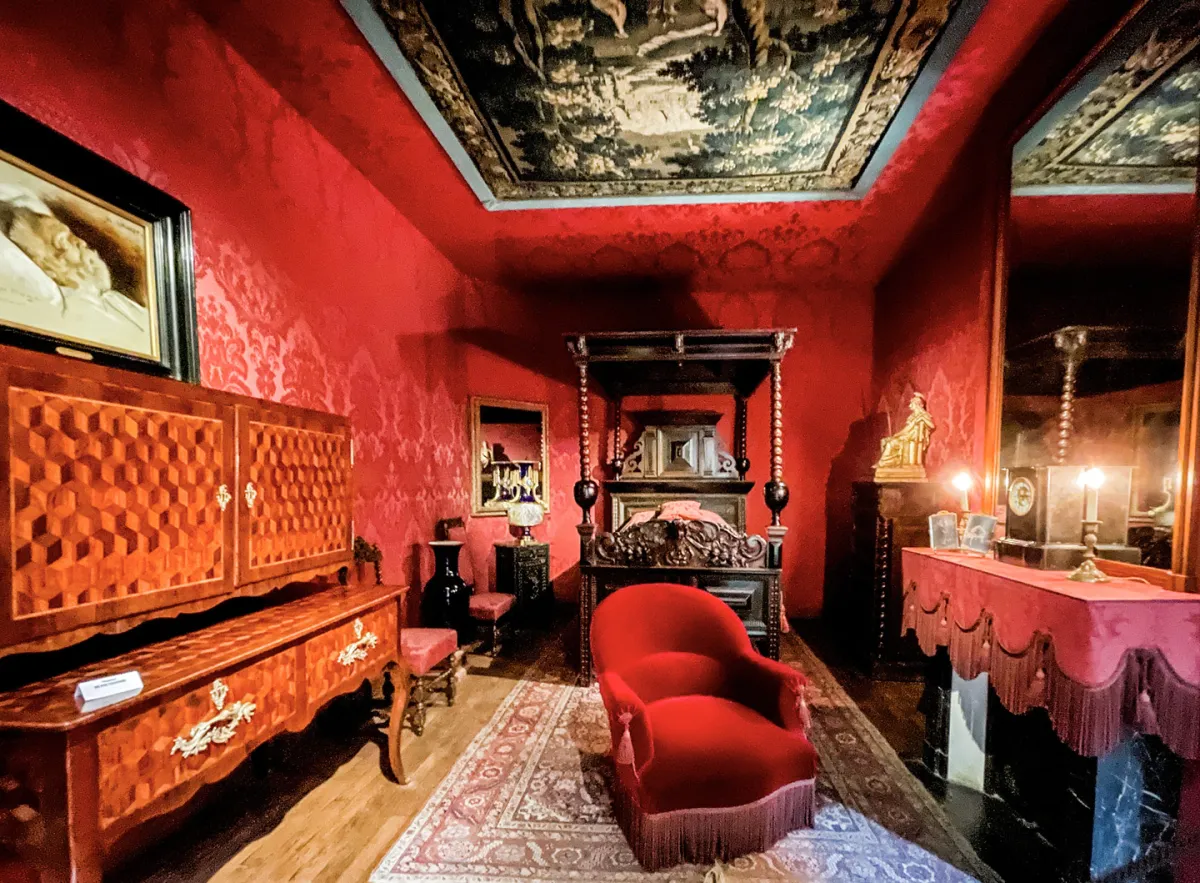 غرفة نوم هي نسخة محاكة للغرفة الحقيقية في جزيرة سانت هيلين، والتي توفي فيها فيكتور هوغو