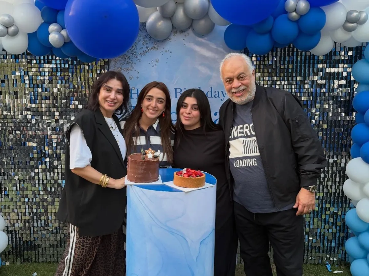روجينا وأشرف زكي مع ابنتيهما مايا ومريم