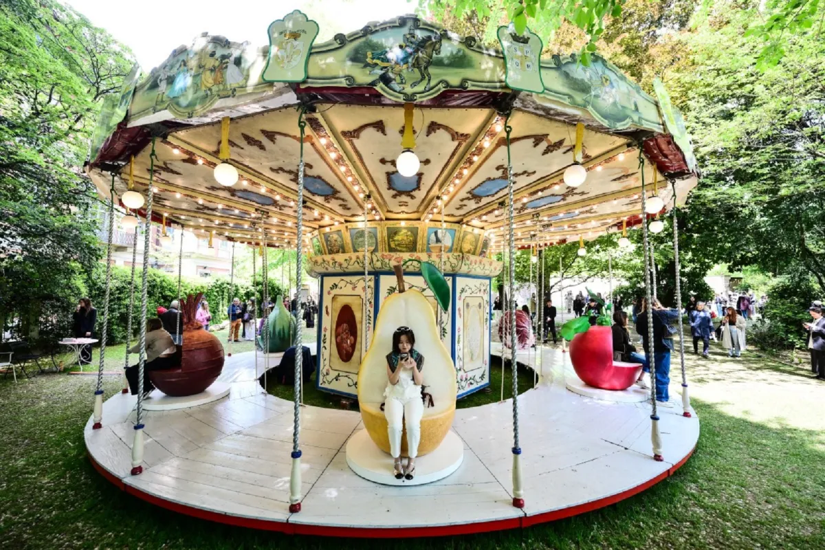 زائرة جالسة على العمل الفني الذي قامت به المصممة ليلى جوهر كجزء من فعاليات Fuorisalone 2026، عشية أسبوع ميلانو للتصميم، في ميلانو، في 22 أبريل 2026. (Photo by Stefano RELLANDINI / AFP)