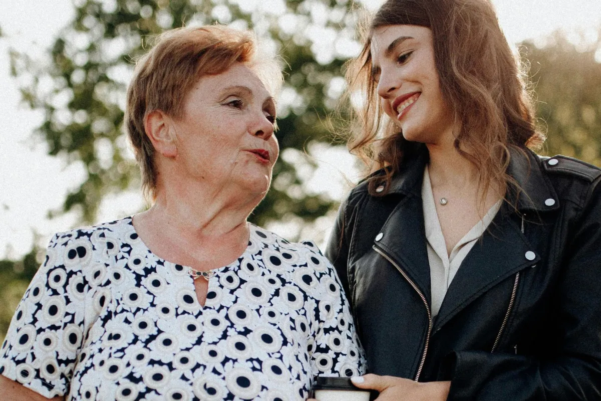 شابة تتحدث مع خالتها