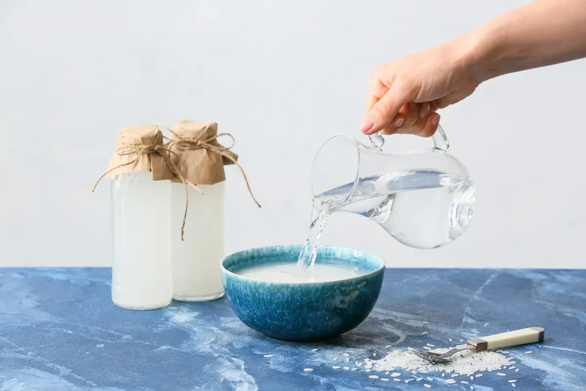 ماء نقع الأرز مستخدم في روتين تنظيف المنزل