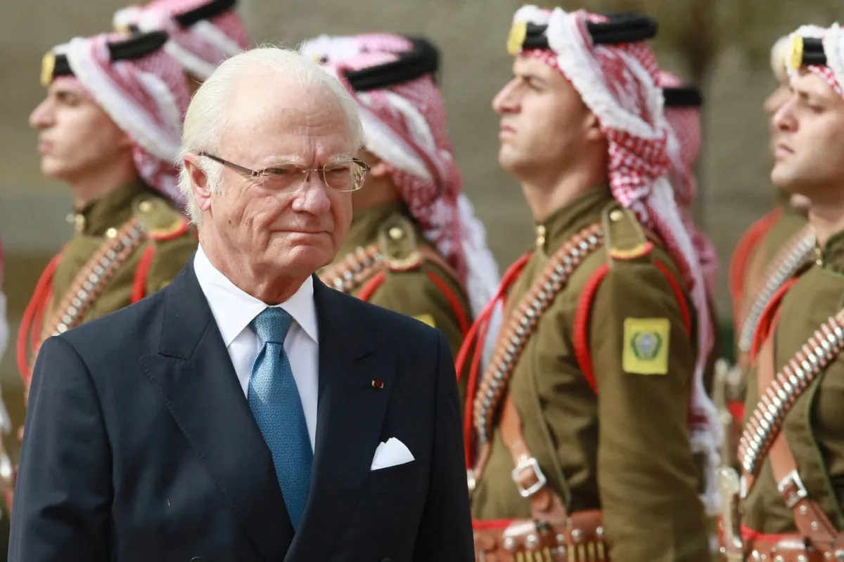 الملك كارل غوستاف السادس عشر في القصر الملكي في عمان (King Carl Gustav XVI at the Royal Palace in Amman). مصدر الصورة: Khalil MAZRAAWI / AFP