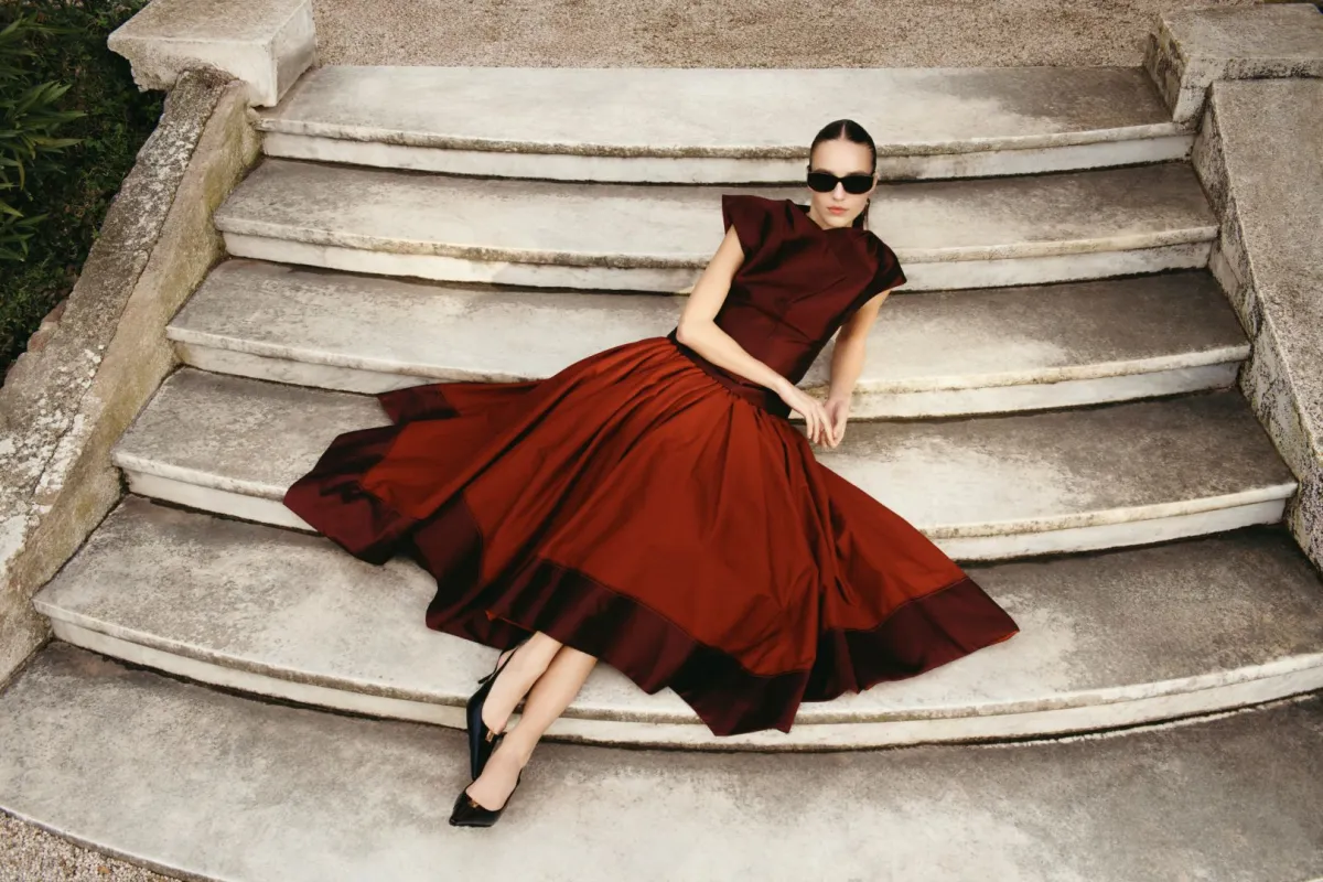  تنورة من كريستوفر جون روجرز Christopher john Rogers متوافرة لدى "أوناس"